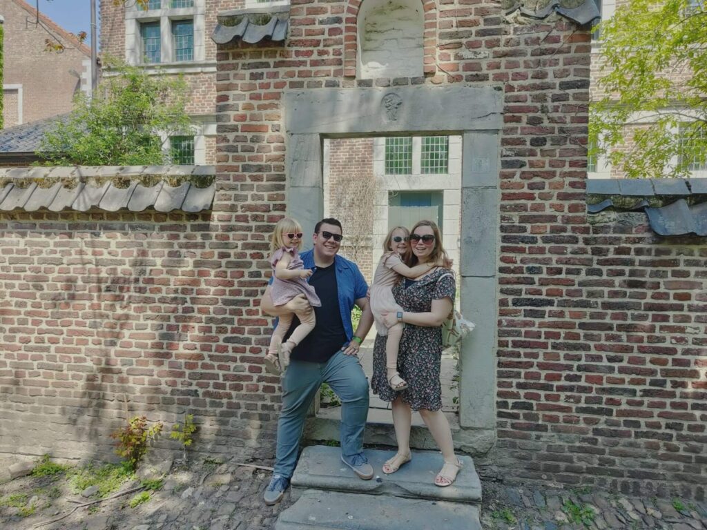 Moeder Laura en haar gezin. Welkom voelen bij TintelTuin.